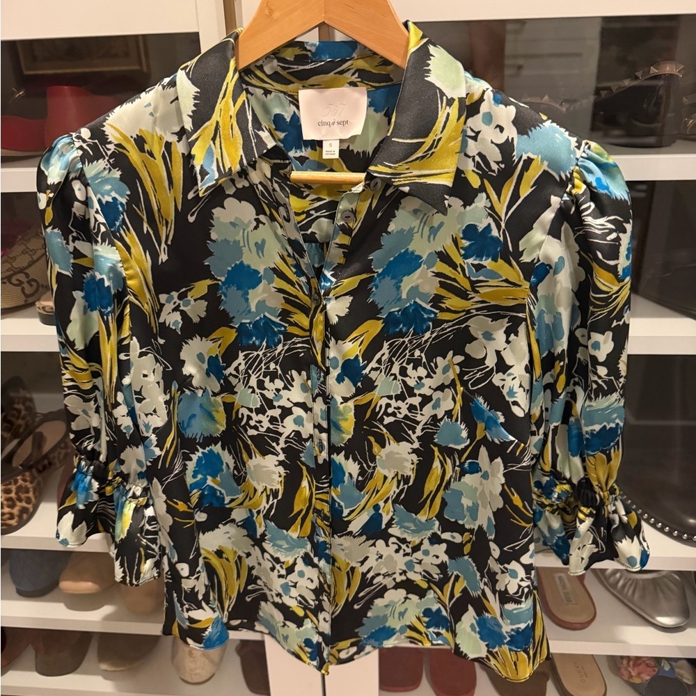 Cinq à Sept
Fiona Tossed Floral Top - Picture 4 of 8